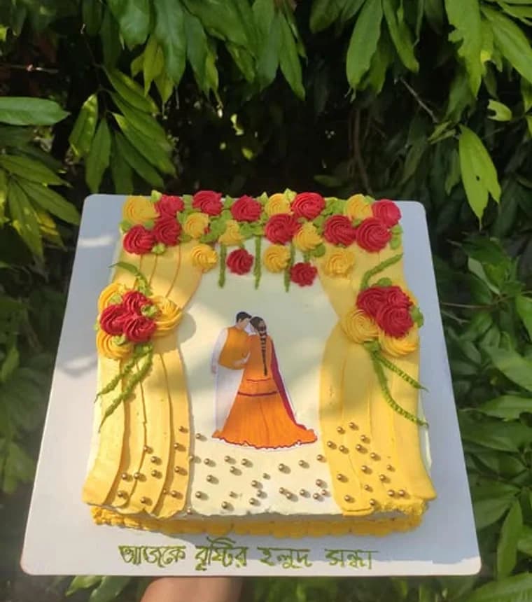 Made by Roshni-এর তৈরি চৌগাছায় গায়ে হলুদের কেক, তাজা ও হাতে সাজানো