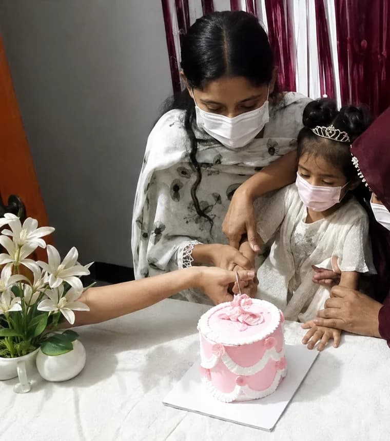 ১ পাউন্ড কেকের দাম ৳৪৫০ থেকে — গোলাপি বার্থডে কেক কাটছে পরিবার, Made by Roshni