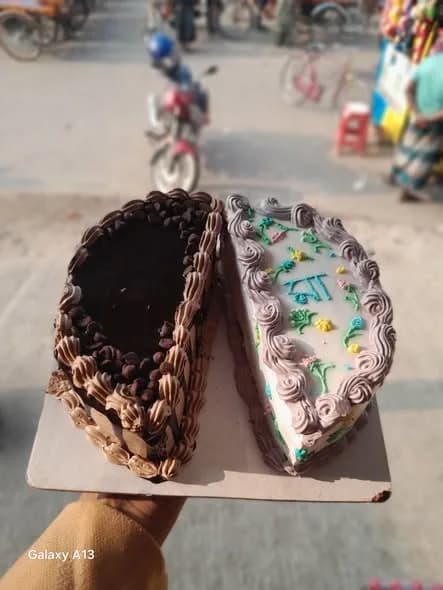 হাফ ভ্যানিলা হাফ চকলেট কেক – চকো চিপস ও লাইলাক রাফল 3