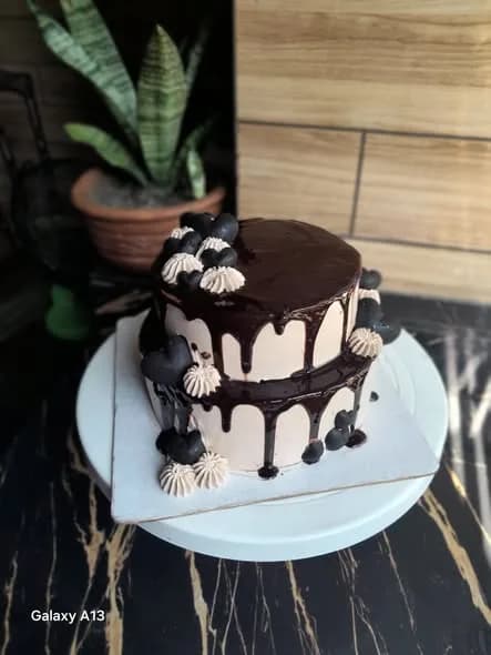 চকলেট কেক – ব্ল্যাক গানাশ ড্রিপ ও হার্ট 4