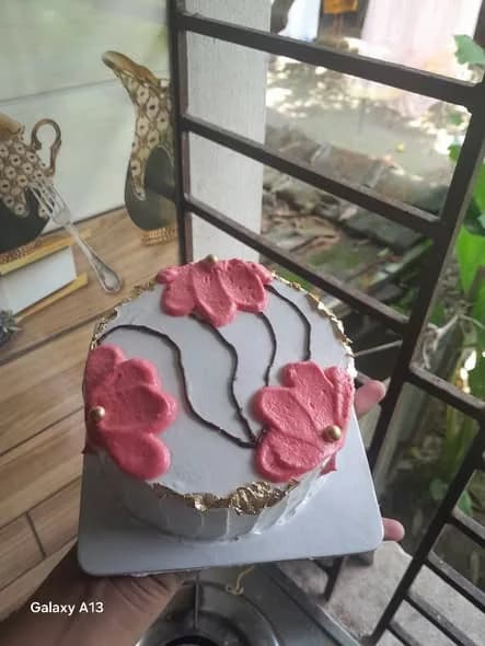 ভ্যানিলা কেক – কোরাল প্যালেট ফ্লাওয়ার গোল্ড লিফ 2