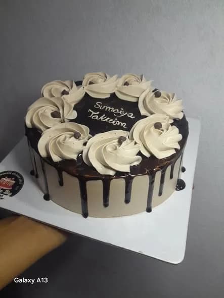 চকলেট কেক – গানাশ ড্রিপ ও মোকা রোজেট ক্রাউন 2