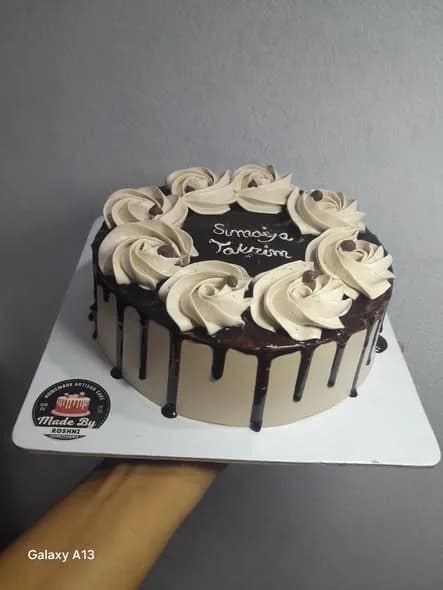 চকলেট কেক – গানাশ ড্রিপ ও মোকা রোজেট ক্রাউন 3
