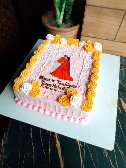গায়ে হলুদ থিম কেক – কাপল ও ইয়েলো রোজ 2
