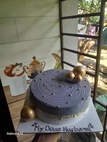 চকলেট কেক – গ্রে টেক্সচার ও গোল্ড বল 3