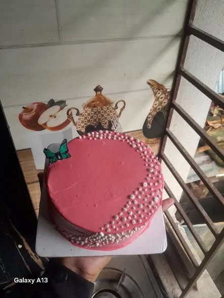 ভ্যানিলা কেক – হট পিংক সিলভার পার্ল ক্রিসেন্ট