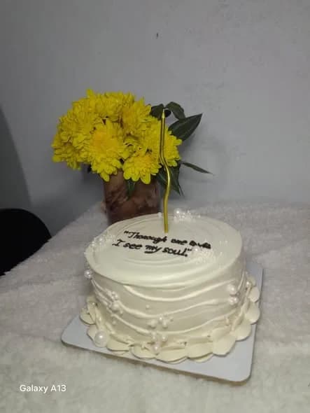 ভ্যানিলা স্পঞ্জ কেক – আইভরি পার্ল পেটাল বর্ডার 3