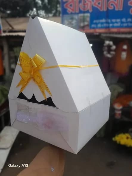 গায়ে হলুদ থিম কেক – ম্যারিগোল্ড ও কাপল ডল দুই স্তর 2