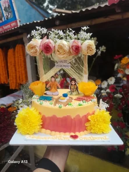 গায়ে হলুদ থিম কেক – ম্যারিগোল্ড ও কাপল ডল দুই স্তর