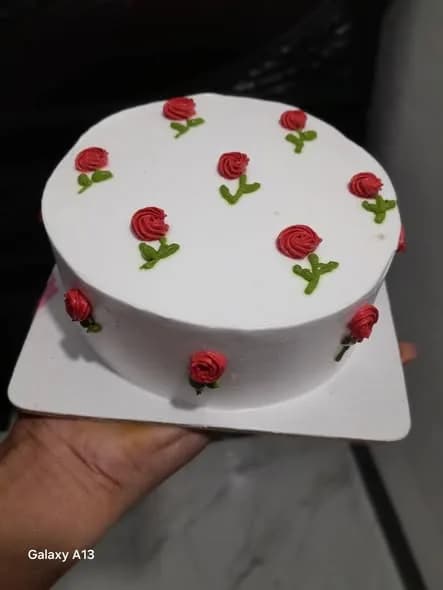 ভ্যানিলা স্পঞ্জ কেক – মিনি রেড রোজবাড হোয়াইট 2