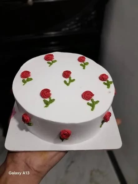 ভ্যানিলা স্পঞ্জ কেক – মিনি রেড রোজবাড হোয়াইট 4