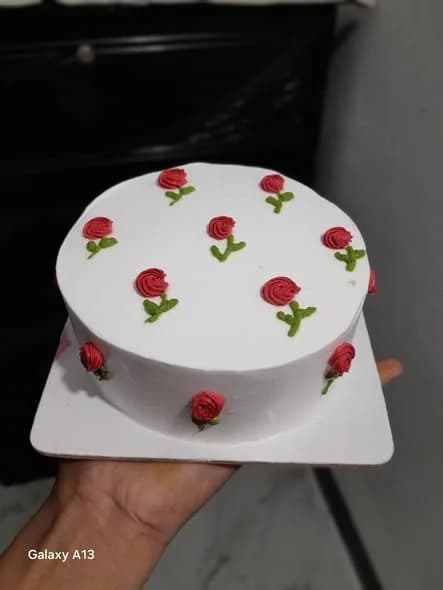 ভ্যানিলা স্পঞ্জ কেক – মিনি রেড রোজবাড হোয়াইট