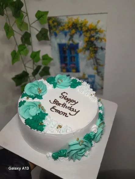 ভ্যানিলা স্পঞ্জ কেক – মিন্ট গ্রিন রোজেট ও গোল্ড বল 2