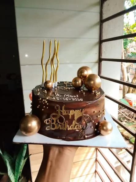 ওভারলোডেড চকলেট কেক – গোল্ড বল ও ক্যান্ডেল 2