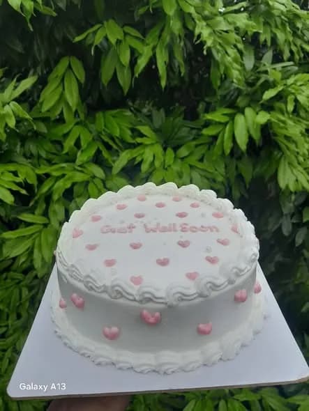 ভ্যানিলা স্পঞ্জ কেক – পিংক হার্ট ও হোয়াইট রিবন বো 2
