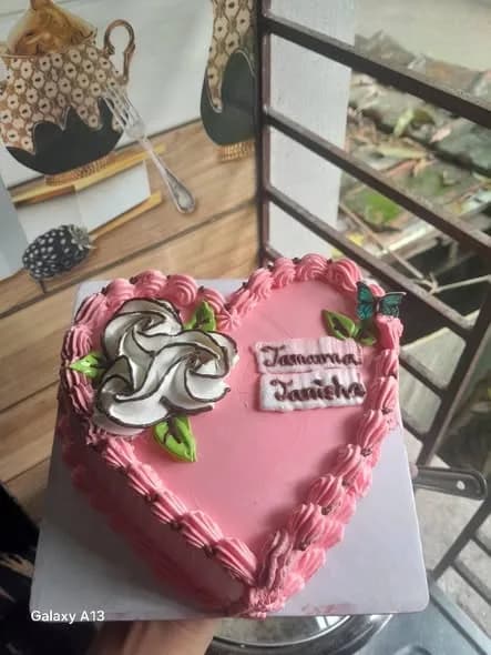 ভ্যানিলা স্পঞ্জ কেক – পিংক হার্ট হোয়াইট রোজ 2