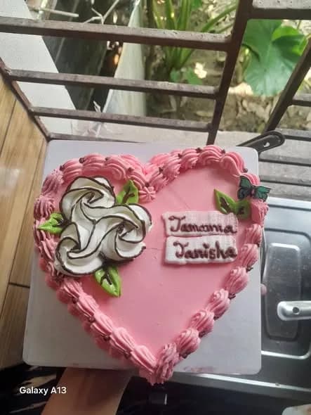 ভ্যানিলা স্পঞ্জ কেক – পিংক হার্ট হোয়াইট রোজ