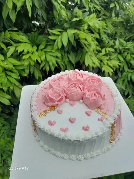 ভ্যানিলা স্পঞ্জ কেক – পিংক রোজ ক্লাস্টার ও মিনি হার্ট 3