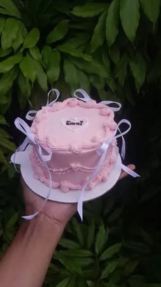 ভ্যানিলা কেক – পিংক ভিনটেজ হোয়াইট বো
