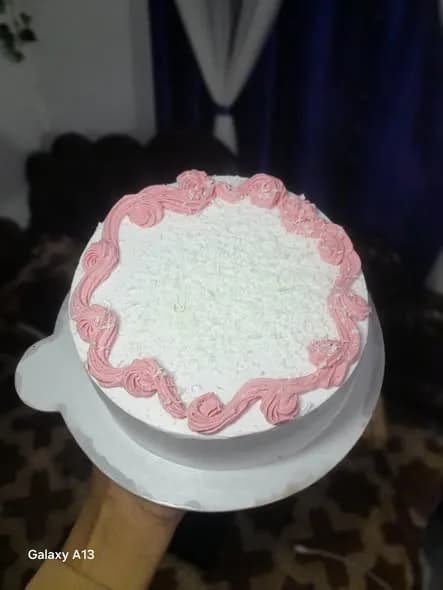 ভ্যানিলা স্পঞ্জ কেক – পিংক ওয়েভ বর্ডার ও হোয়াইট ফ্লেক্স