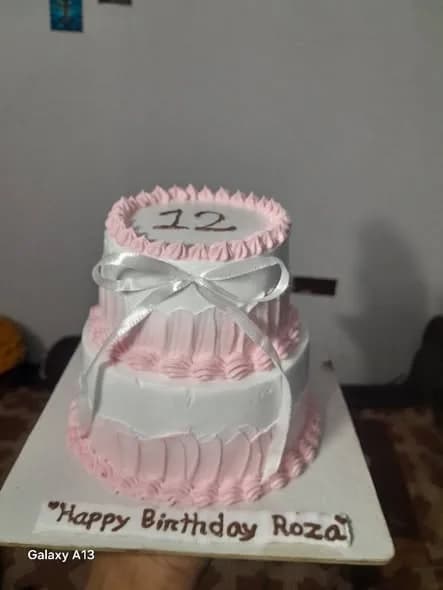 হাফ ভ্যানিলা হাফ চকলেট কেক – পিংক হোয়াইট বো দুই স্তর 3