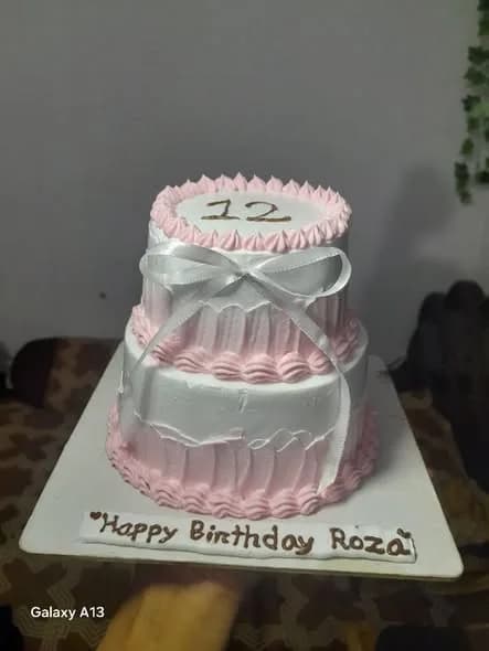 হাফ ভ্যানিলা হাফ চকলেট কেক – পিংক হোয়াইট বো দুই স্তর