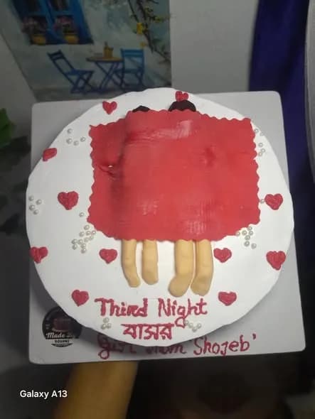 বাসররাত থিম কেক – রেড ব্ল্যাঙ্কেট ও মিনি হার্ট 3