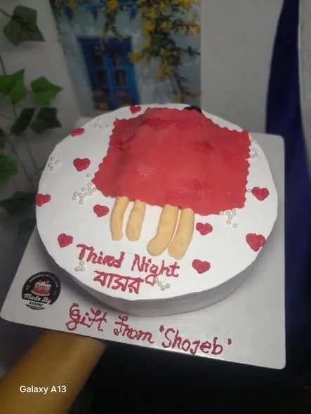 বাসররাত থিম কেক – রেড ব্ল্যাঙ্কেট ও মিনি হার্ট 4