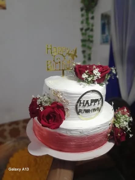 ভ্যানিলা স্পঞ্জ কেক – রেড রোজ ওমব্রে দুই স্তর