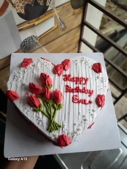 ভ্যানিলা স্পঞ্জ কেক – রেড টিউলিপ হার্ট শেপ 3