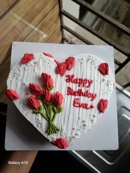 ভ্যানিলা স্পঞ্জ কেক – রেড টিউলিপ হার্ট শেপ