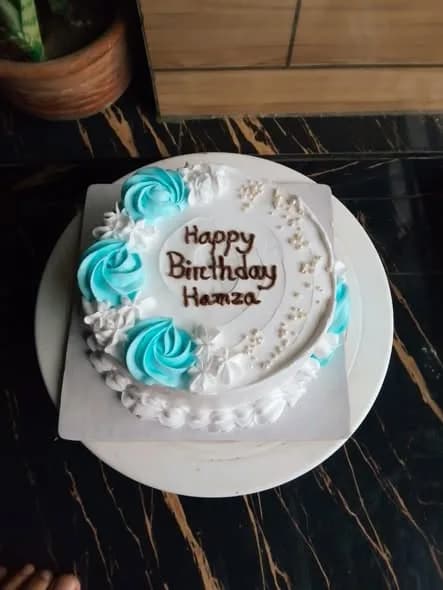 ভ্যানিলা কেক – টার্কোয়েজ রোজেট ও হোয়াইট ফুল