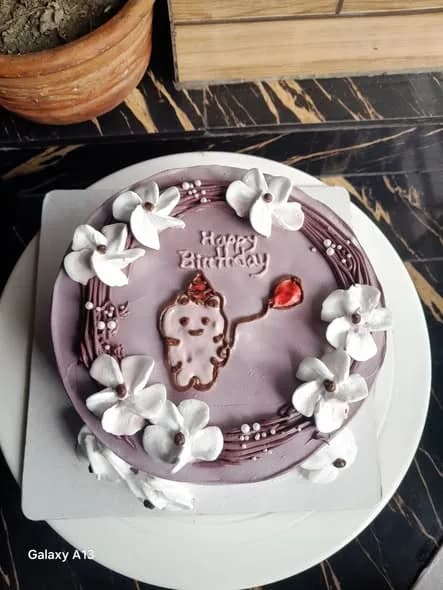 ভ্যানিলা স্পঞ্জ কেক – ল্যাভেন্ডার টেডি ও হোয়াইট ফুল