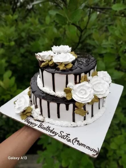 ভ্যানিলা স্পঞ্জ কেক – চকলেট ড্রিপ হোয়াইট রোজ 3