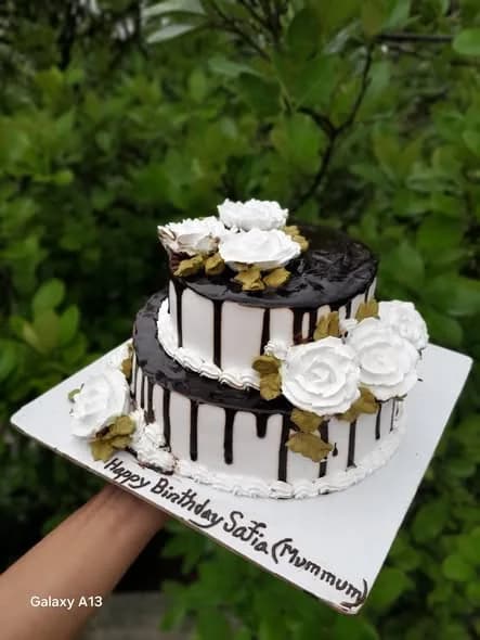 ভ্যানিলা স্পঞ্জ কেক – চকলেট ড্রিপ হোয়াইট রোজ 4