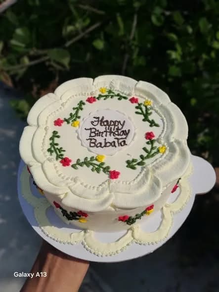 ভ্যানিলা স্পঞ্জ কেক – আইভরি স্ক্যালপ ফ্লোরাল