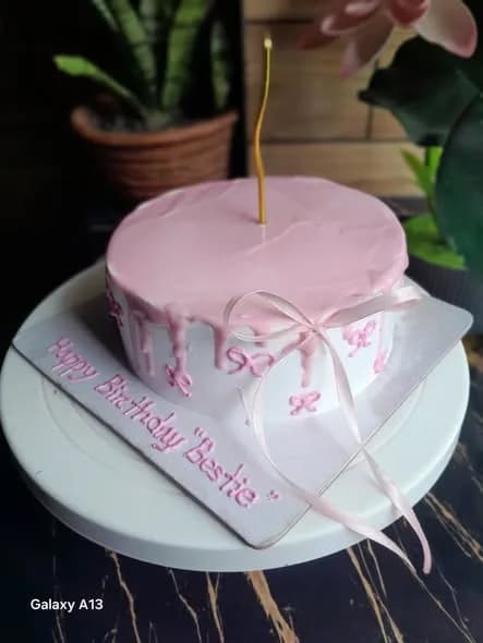 ভ্যানিলা স্পঞ্জ কেক – পিংক ড্রিপ ও রিবন বো 3