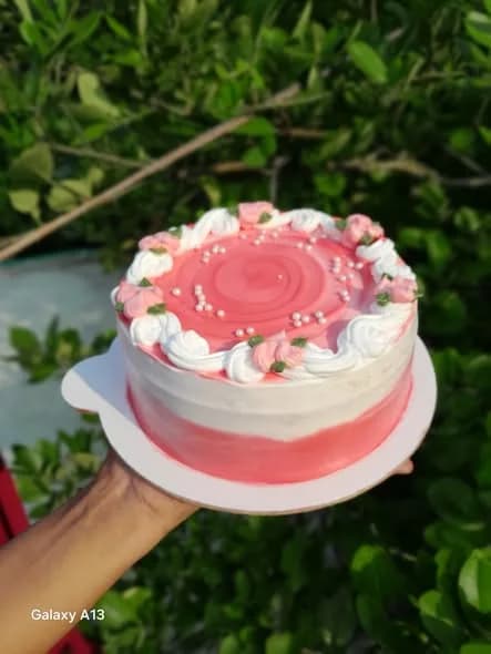 ভ্যানিলা স্পঞ্জ কেক – পিংক ওমব্রে রোজেট