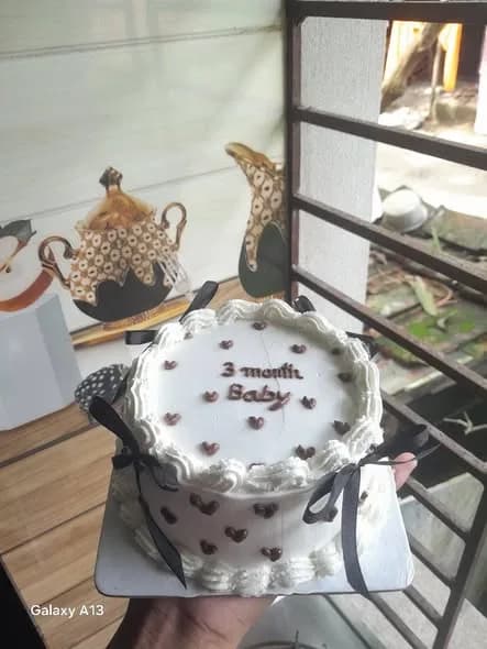 ভ্যানিলা স্পঞ্জ কেক – হোয়াইট ব্ল্যাক রিবন বো ও হার্ট 2