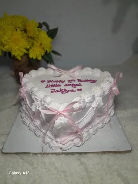 ভ্যানিলা স্পঞ্জ কেক – হোয়াইট হার্ট পিংক রিবন বো 2