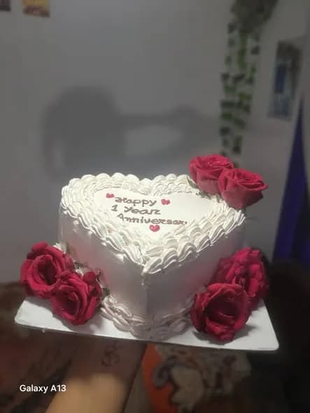 ভ্যানিলা স্পঞ্জ কেক – হোয়াইট হার্ট শেপ ও রেড রোজ 2
