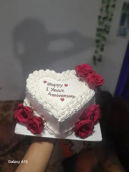 ভ্যানিলা স্পঞ্জ কেক – হোয়াইট হার্ট শেপ ও রেড রোজ 4