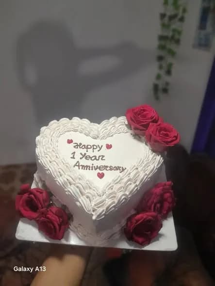 ভ্যানিলা স্পঞ্জ কেক – হোয়াইট হার্ট শেপ ও রেড রোজ