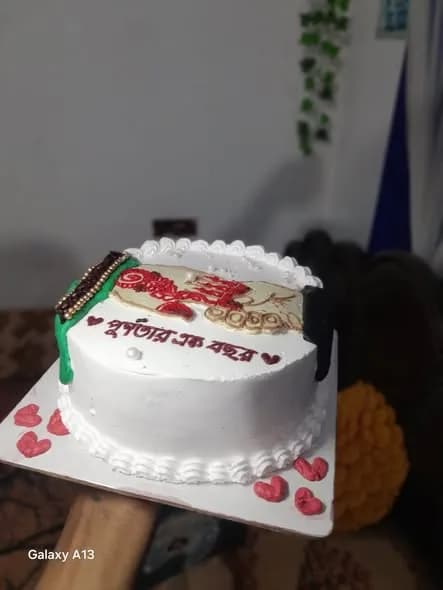 ভ্যানিলা স্পঞ্জ কেক – হোয়াইট শেল বর্ডার ও রেড হার্ট