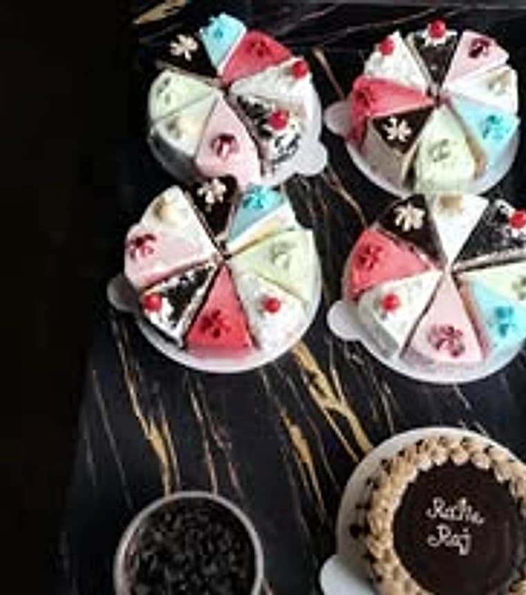 Made by Roshni-এর তৈরি চৌগাছায় জন্মদিনের কেক, তাজা ও হাতে সাজানো Made by Roshni-এর তৈরি চৌগাছায় জন্মদিনের কেক, তাজা ও হাতে সাজানো