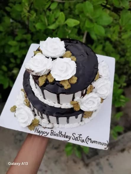 ভ্যানিলা স্পঞ্জ কেক – চকলেট ড্রিপ হোয়াইট রোজ