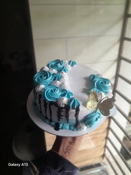 নীল বাটারফ্লাই ড্রিপ কেক