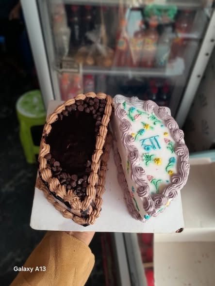 রোজেট হাফ ভ্যানিলা হাফ চকলেট কেক