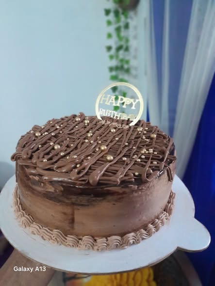 গোল্ড ড্রিপ চকলেট কেক