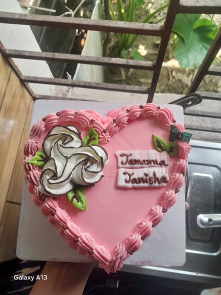 গোলাপি হার্ট কেকের দাম কত